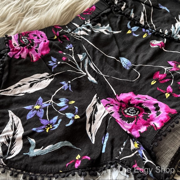 Express | Floral Pom Pom Trim Shorts - Picture 2 of 4